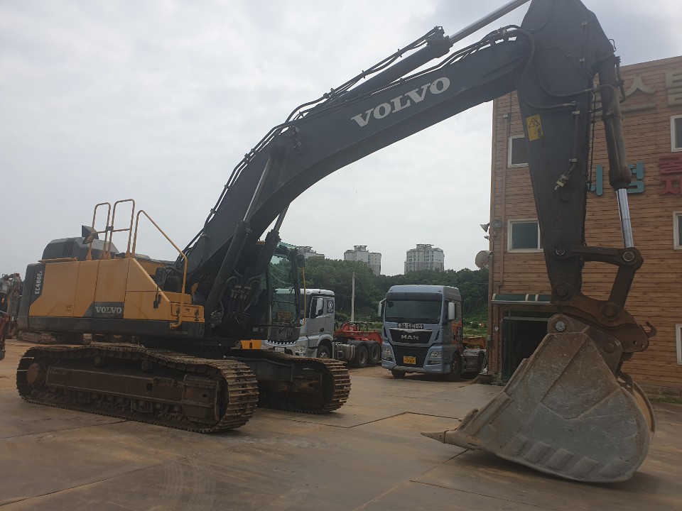2017 VOLVO EC480E Excavator. (6213)